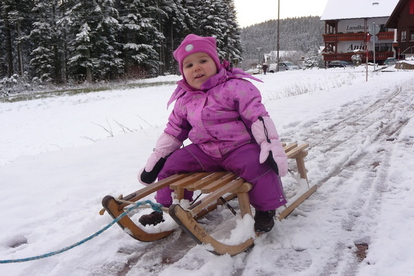 Kinder haben Spa im Schnee