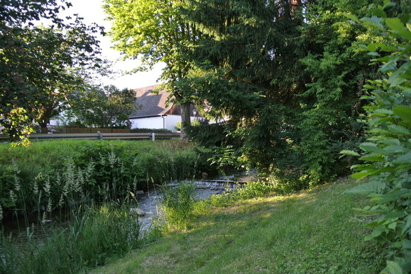 'Pl�tschernd begrenzt der Klemmbach unseren Garten'