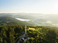 Blick ber den Hochfirstturm auf Titisee (Bildnachweis:  Hochschwarzwald Tourismus GmbH)