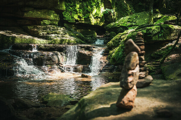Monbachtal Wasserfall mit Steint�rmen Copyright: (�Locher Fotodesign & Manufaktur)